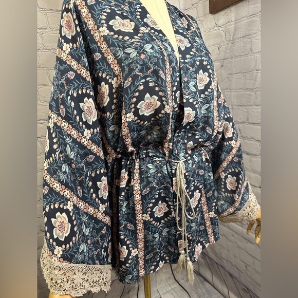 Flint & Moss Floral Front Tie with Lace trim Boho Kimono Robe Top - Picture 3 of 6